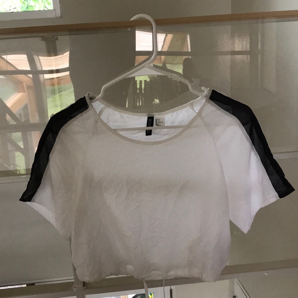 White sport-like cropped top